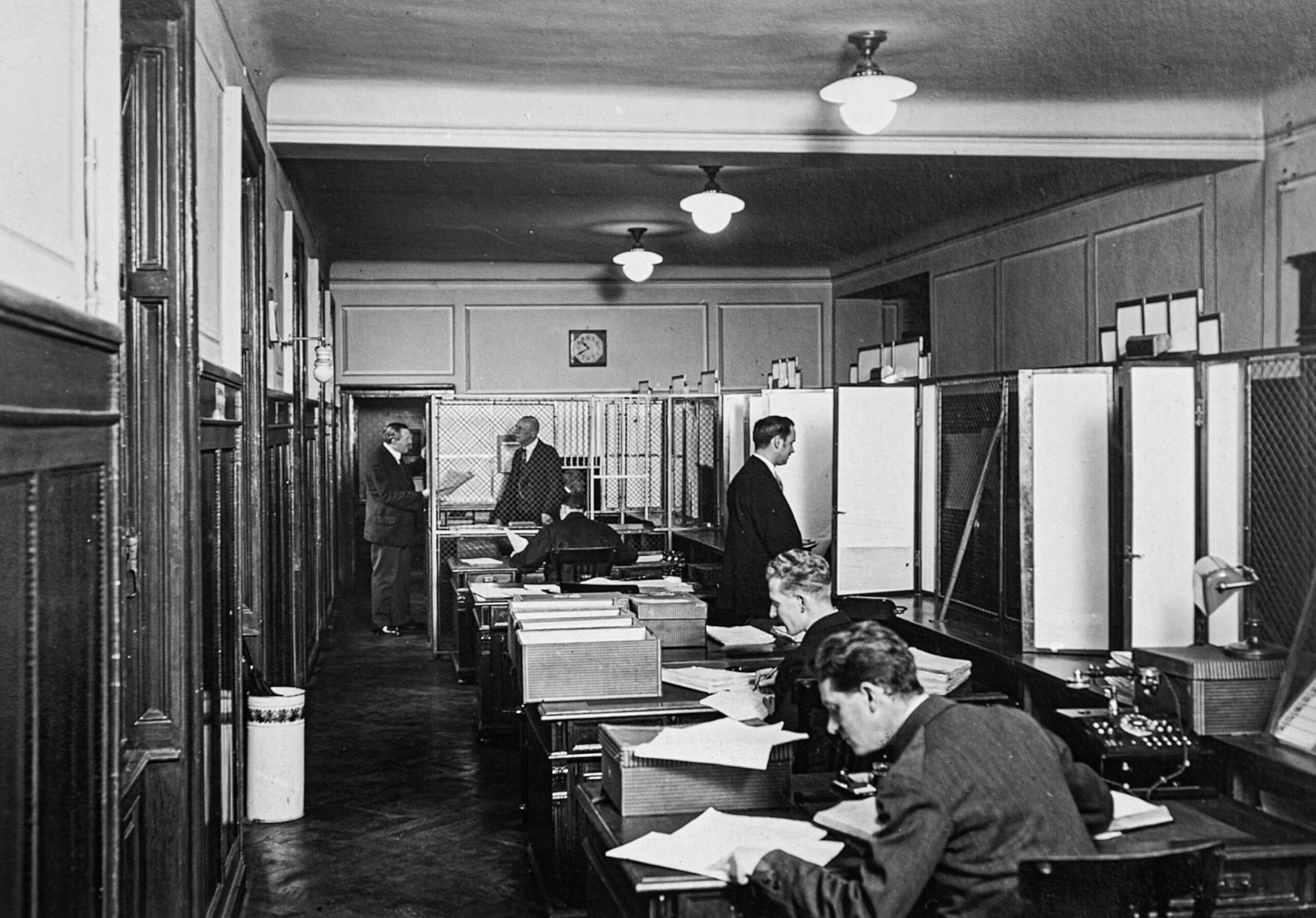 Historisches Büro mit arbeitenden Personen