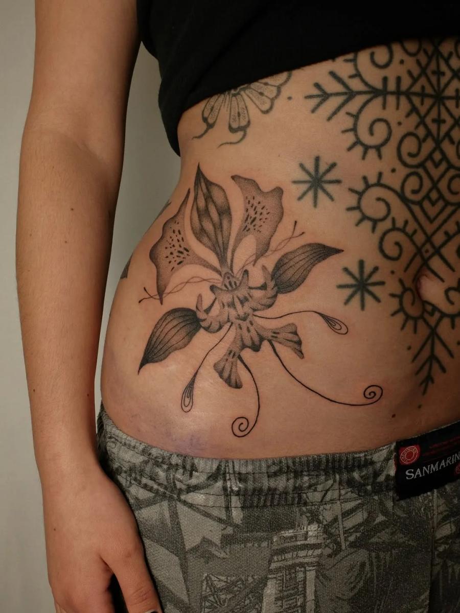 Lily and tendrils, hip