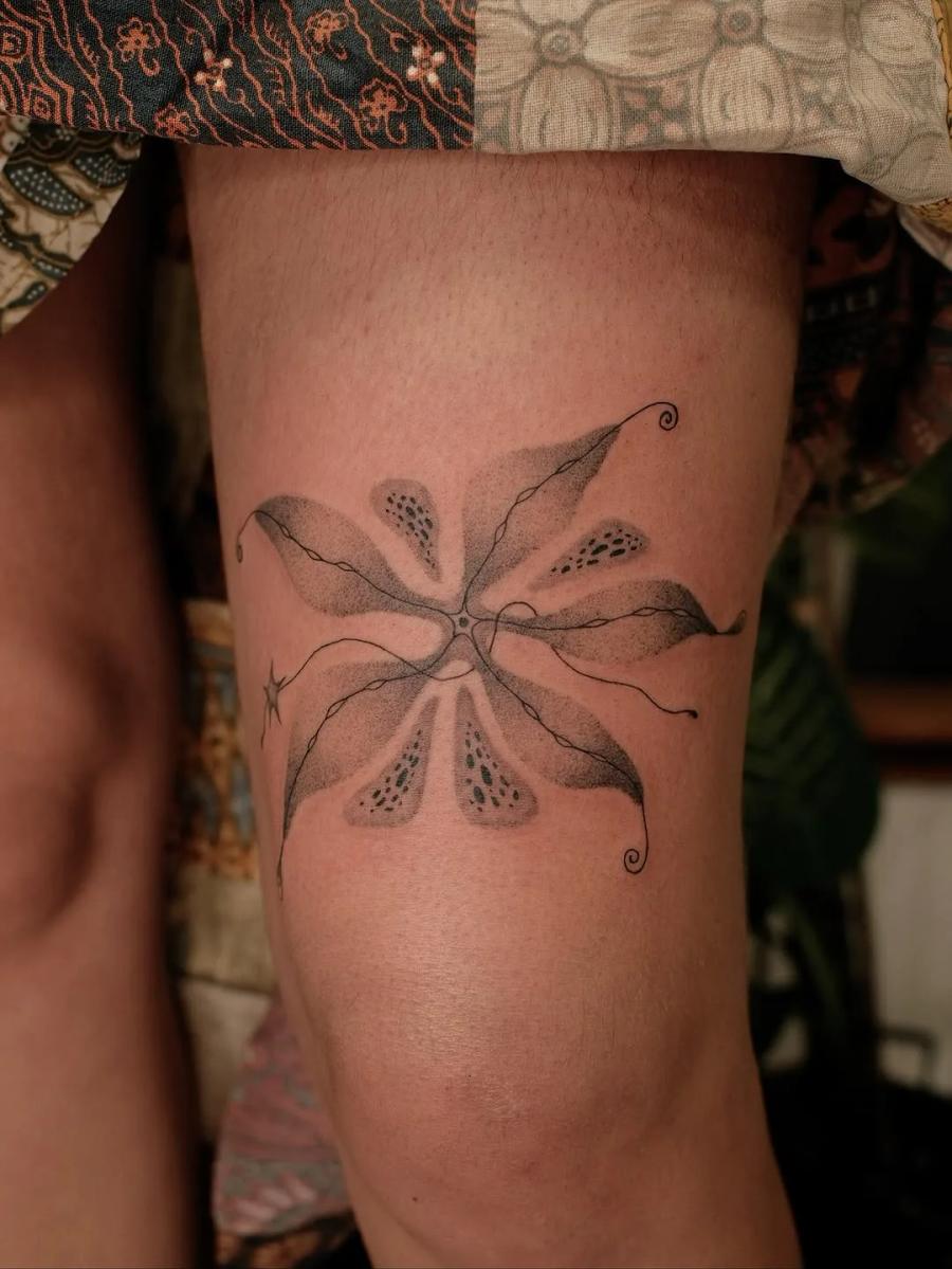 Alien flower, above the knee