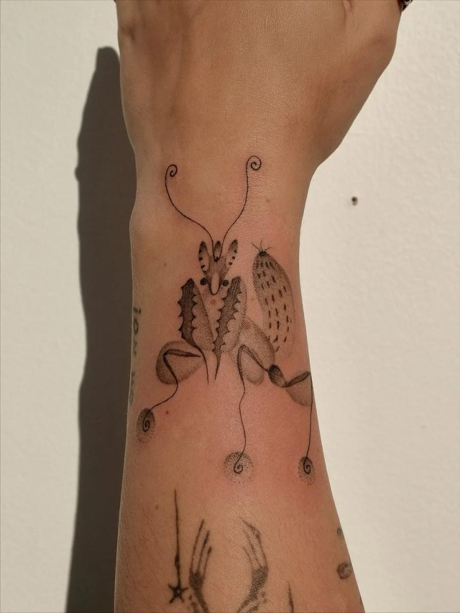 Mantis spirit, wrist