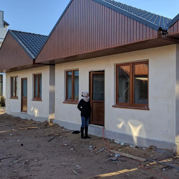 Halinka przy budowie nowych domków w 2016 roku