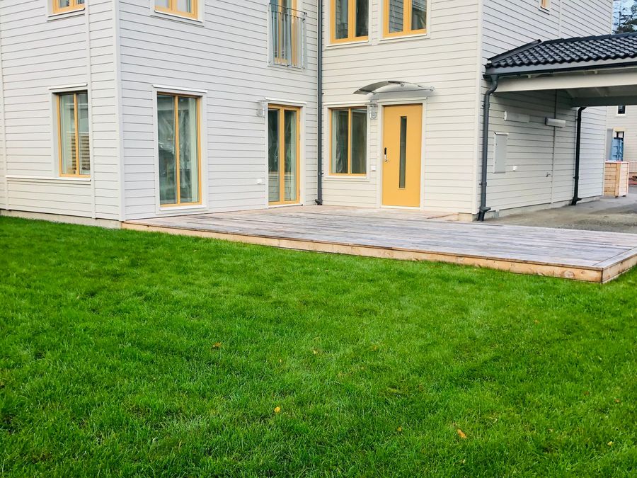Bar gräsmatta där poolen och altanen senare byggdes