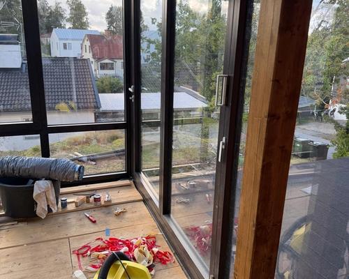 Terrassen inifrån med nylagt trädäck