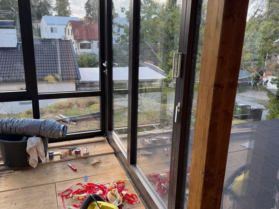 Terrassen inifrån med nylagt trädäck