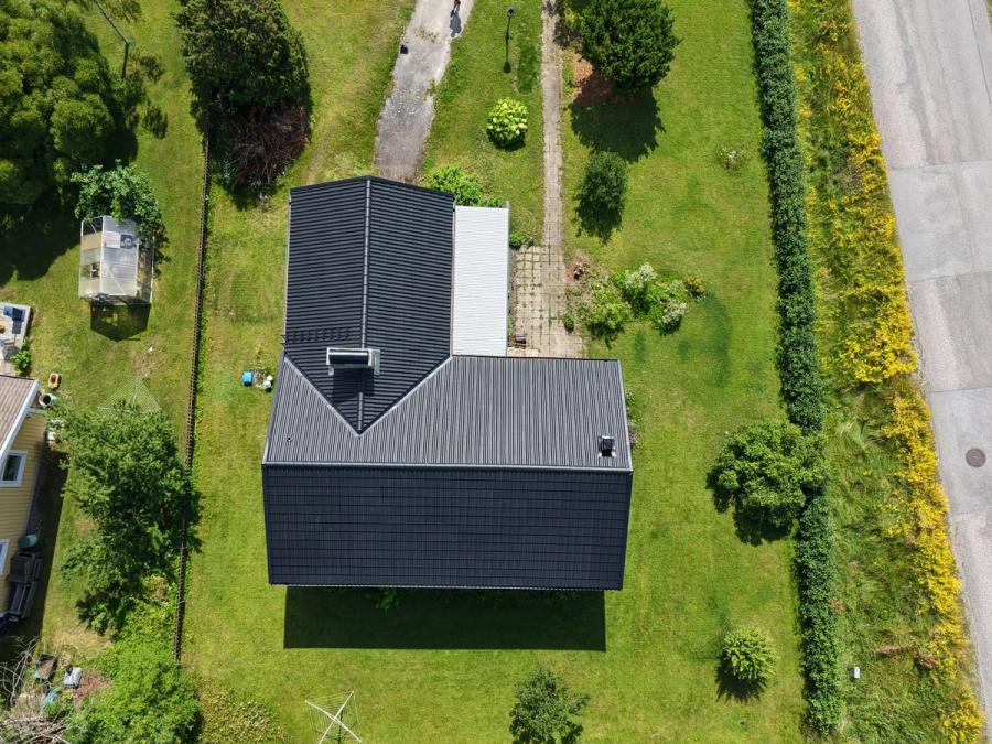 Det nya svarta betongtaket i Norrtälje sett från ovan