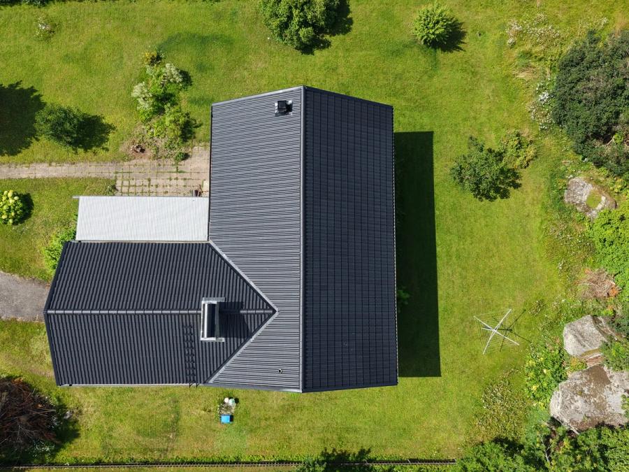 Detalj av nytt betongtak med nock och omegahuv, Norrtälje
