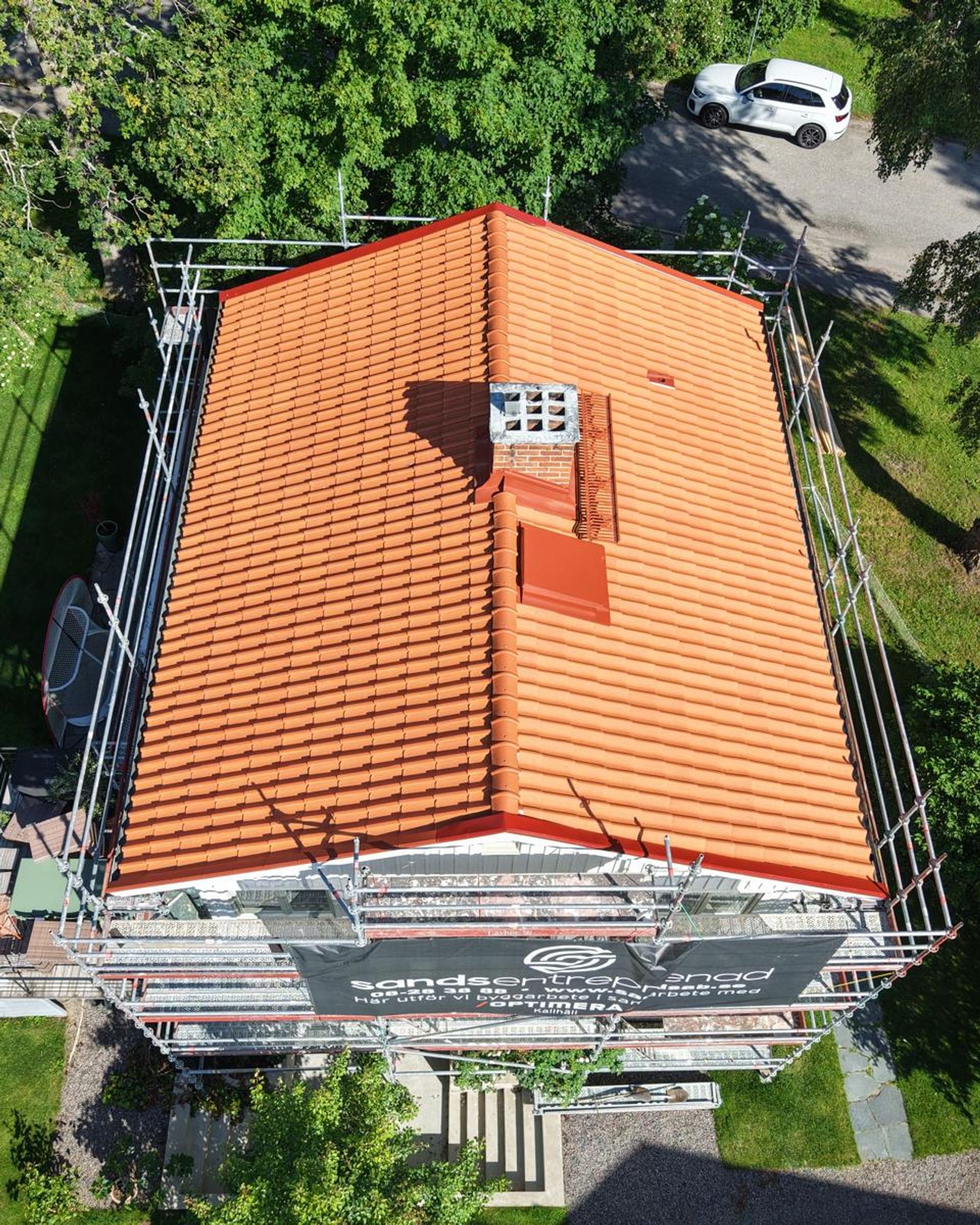Nytt tvåkupigt lertegel i tegelröd kulör med nyputsad skorsten, Karl Nordströms väg i Bromma