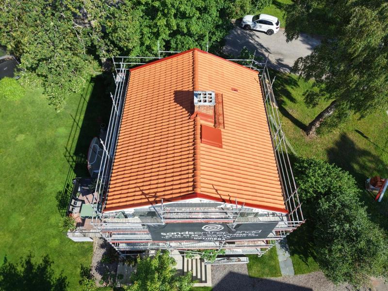 Nytt tvåkupigt lertegel i tegelröd kulör med nyputsad skorsten, Karl Nordströms väg i Bromma