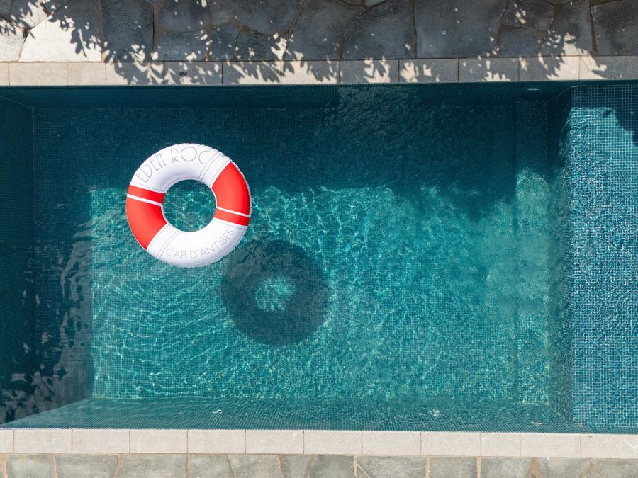 Närbild på poolvattnet med livboj