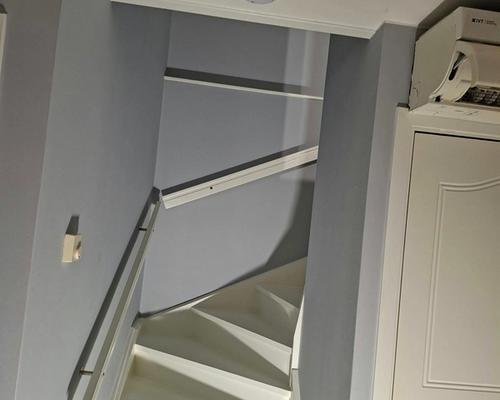 Nymålad handledare och trappa efter renoveringen