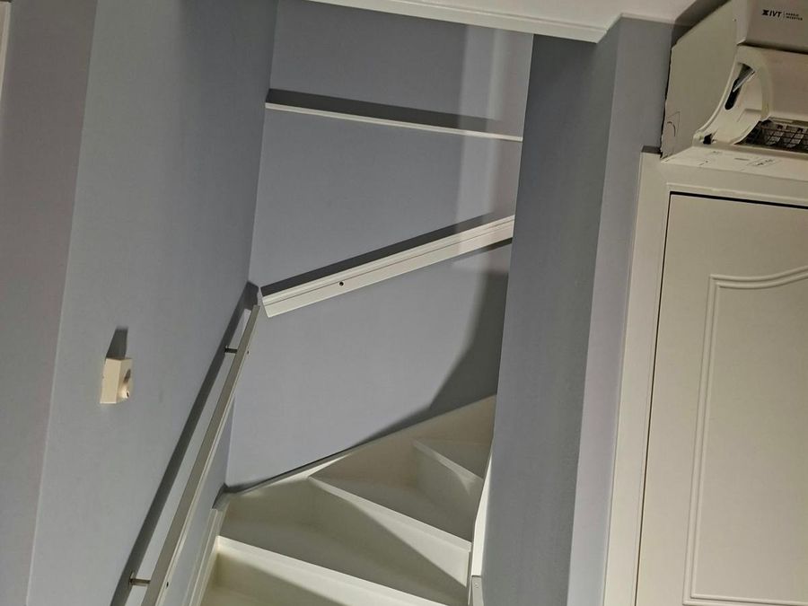 Nymålad handledare och trappa efter renoveringen