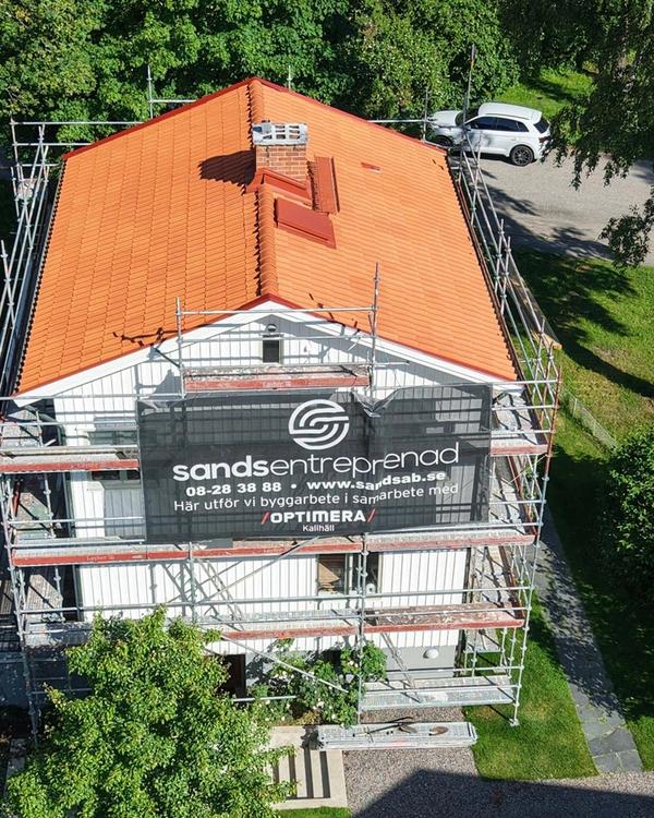 Nytt tvåkupigt lertegel i tegelröd kulör, färdigt resultat