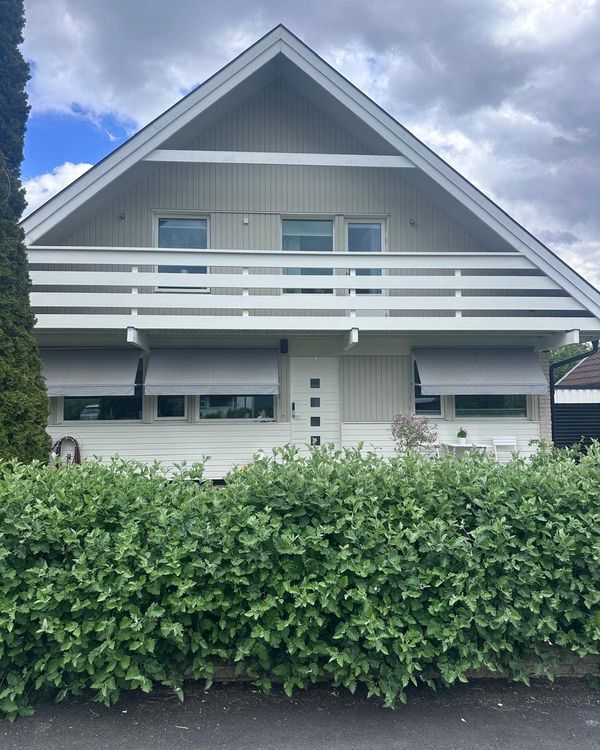 Volmvägen 6 efter fasadrenovering, framsidan med ny gråmålad panel