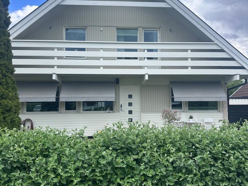 Volmvägen 6 efter fasadrenovering, framsidan med ny gråmålad panel