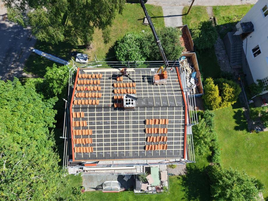 Gamla pannor rivna, ny underlagstäckning och läkt på plats