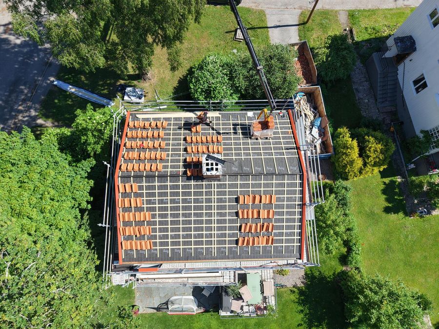 Gamla pannor rivna, ny underlagstäckning och läkt på plats