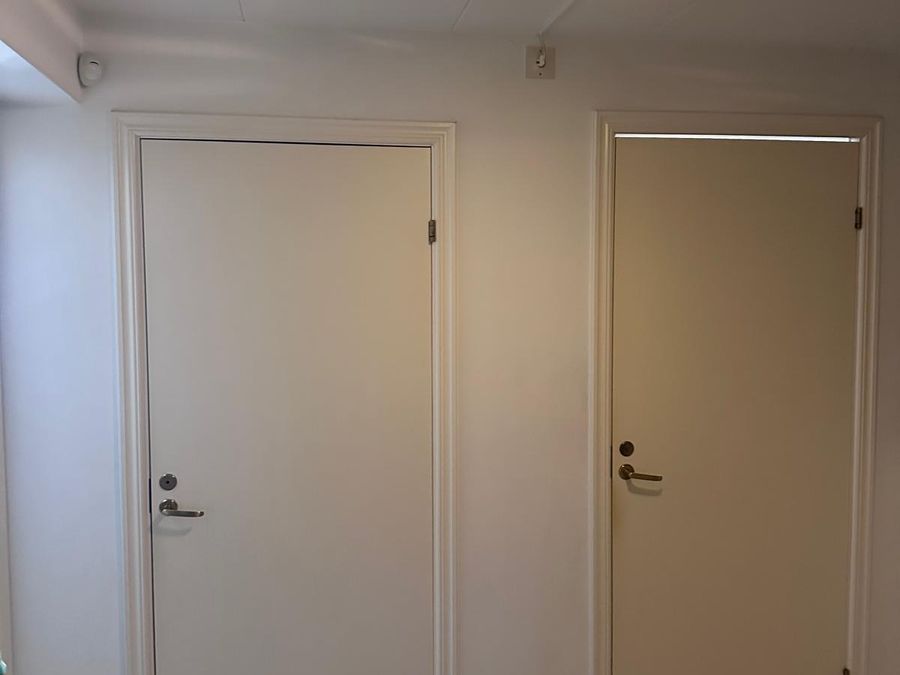 Hallen före målning med tidigare kulör på väggar och dörrar