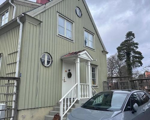 Ingångssida på villa före takrenovering