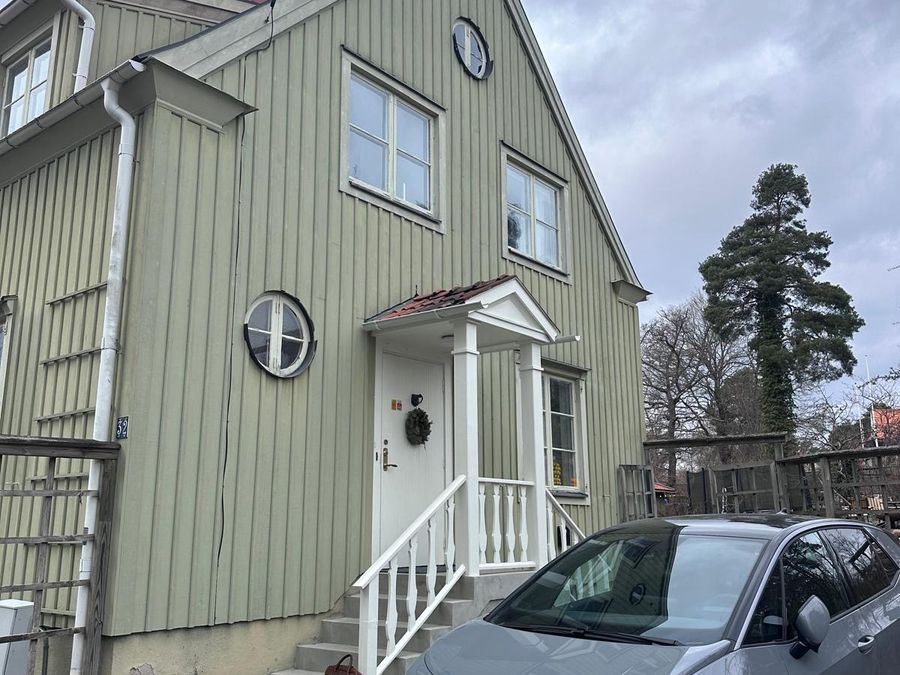 Ingångssida på villa före takrenovering