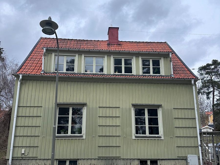 Karaktärsvilla med gammalt nedgånget tegeltak innan renovering