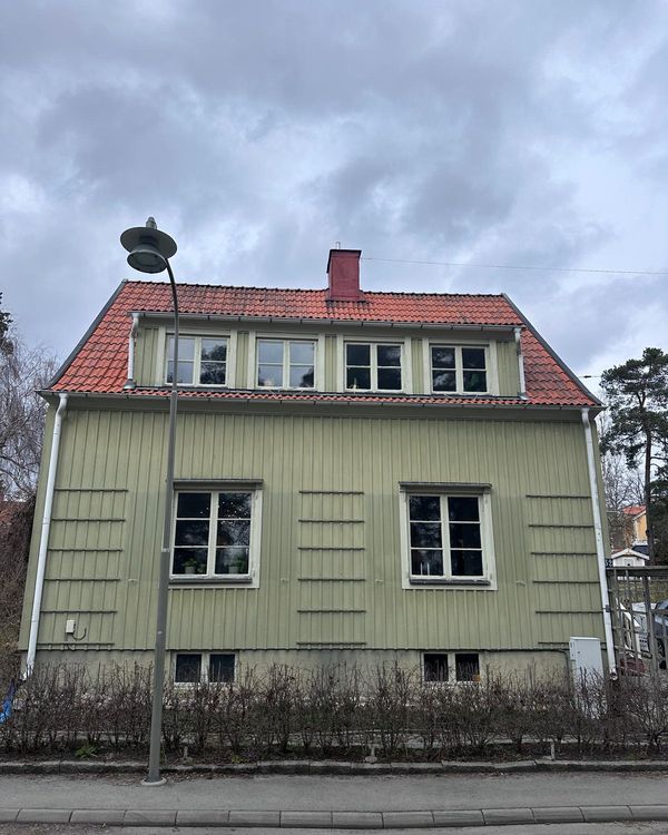 Karaktärsvilla med gammalt nedgånget tegeltak innan renovering
