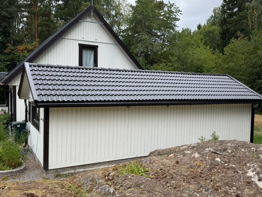 Uthuset i Flen med nytt svart betongtak, hängrännor och stuprör