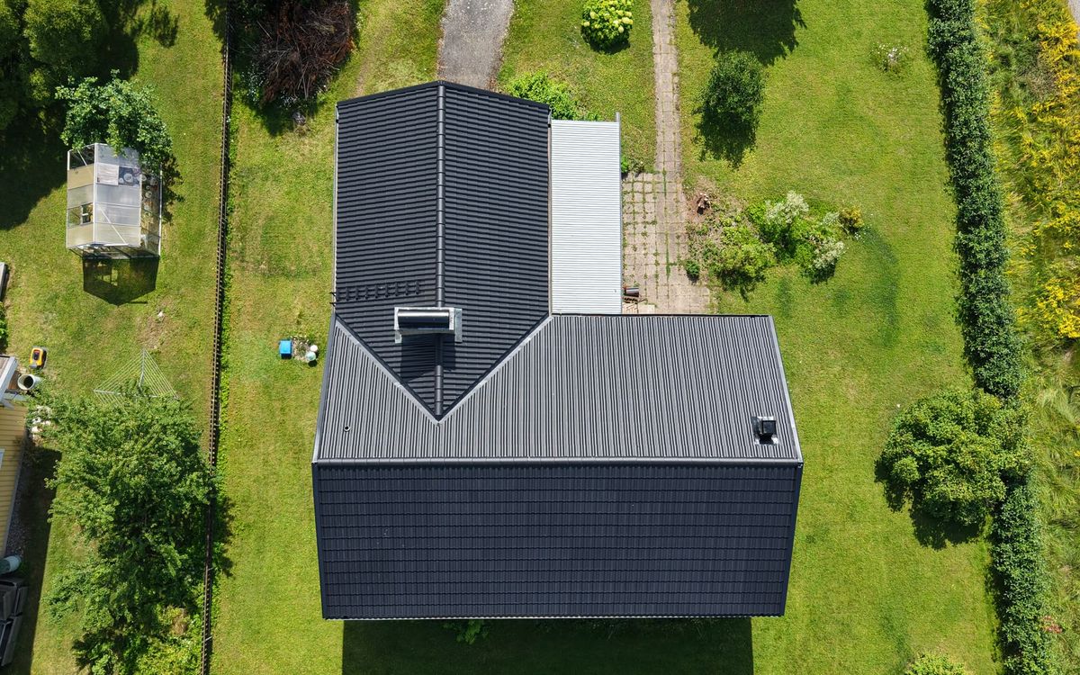 Färdigt tak med Monier Elegant betongpannor i svart, Norrtälje