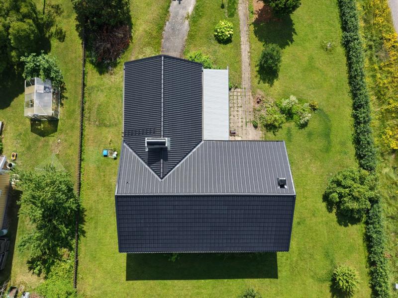 Nylagt svart betongtak på villa i Norrtälje, sett uppifrån