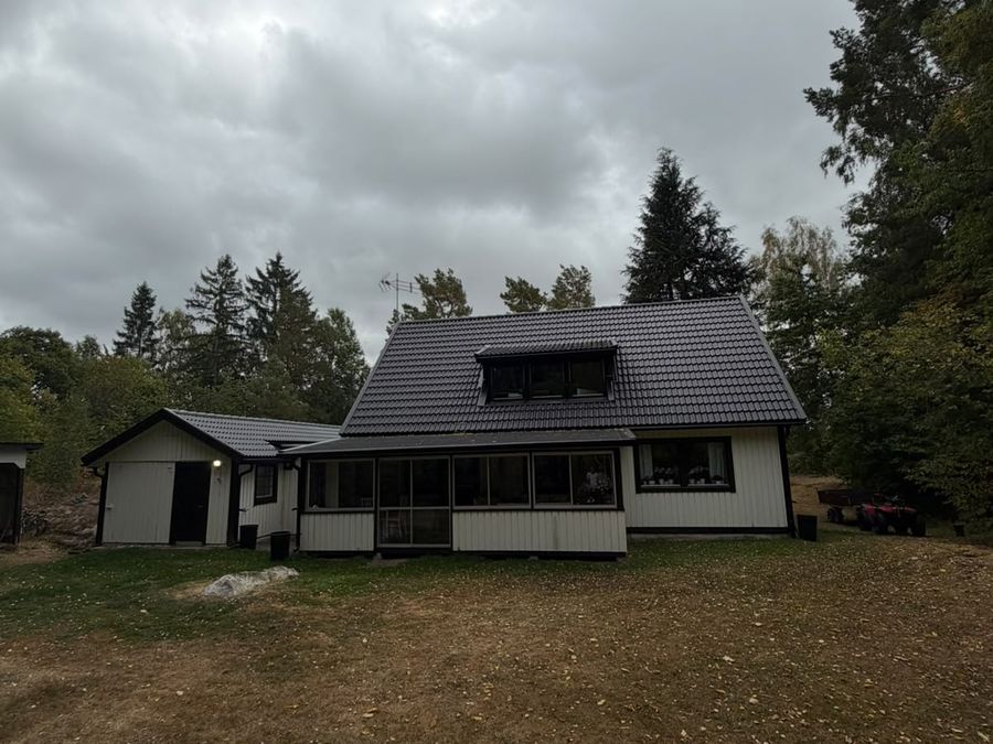 Gaveln på villan i Flen med nytt betongtak, nya vindskivor och nytt regnvattensystem