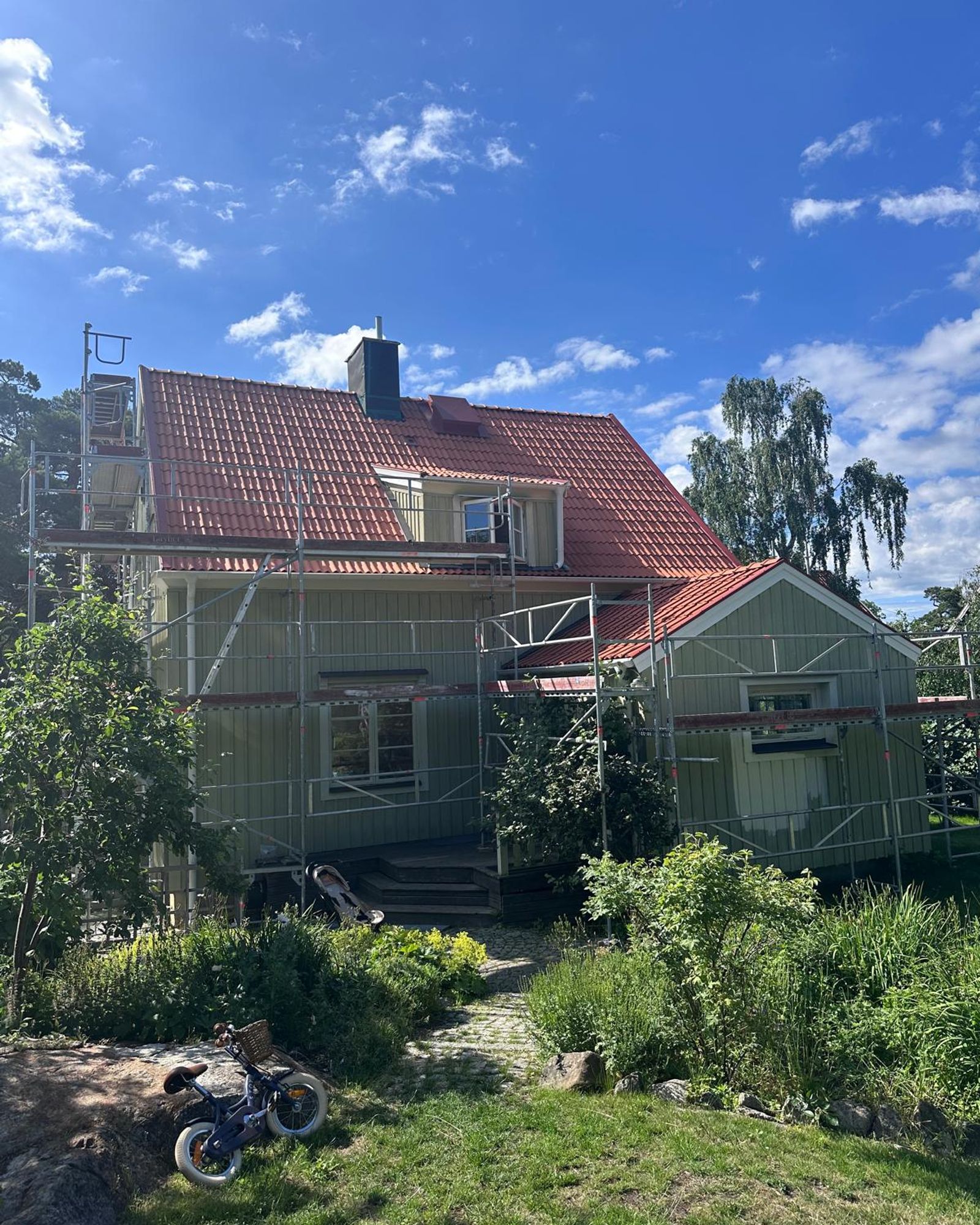 Nytt lertegel på äldre karaktärsvilla i Bromma, framsida med ställning