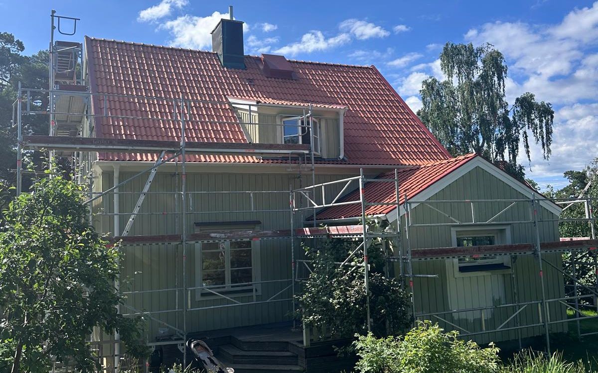 Samma villa med nytt tegeltak i tegelröd kulör