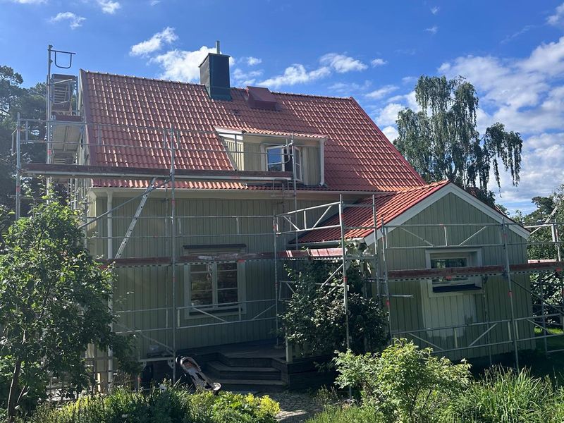 Nytt lertegel på äldre karaktärsvilla i Bromma, framsida med ställning
