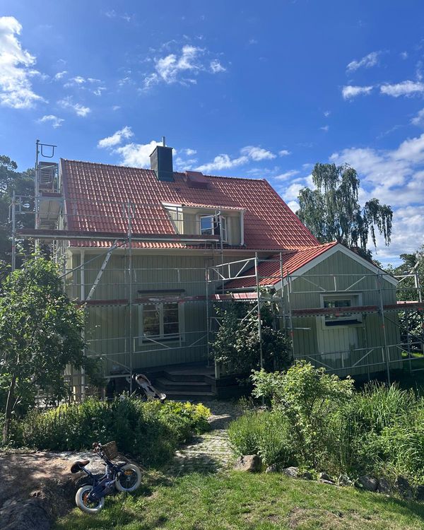 Samma villa med nytt tegeltak i tegelröd kulör