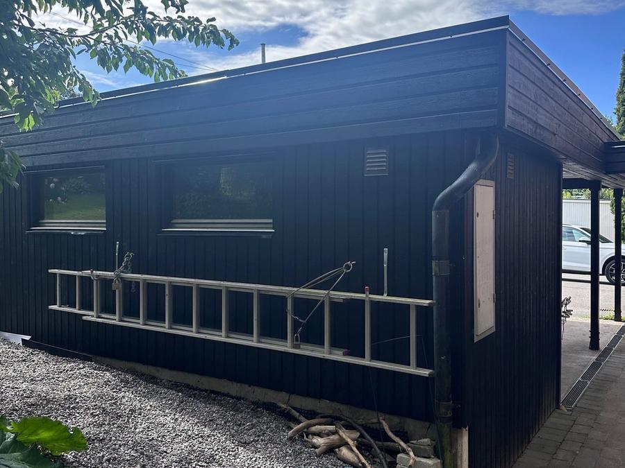 Garaget med nymålad mörk träpanel efter renoveringen