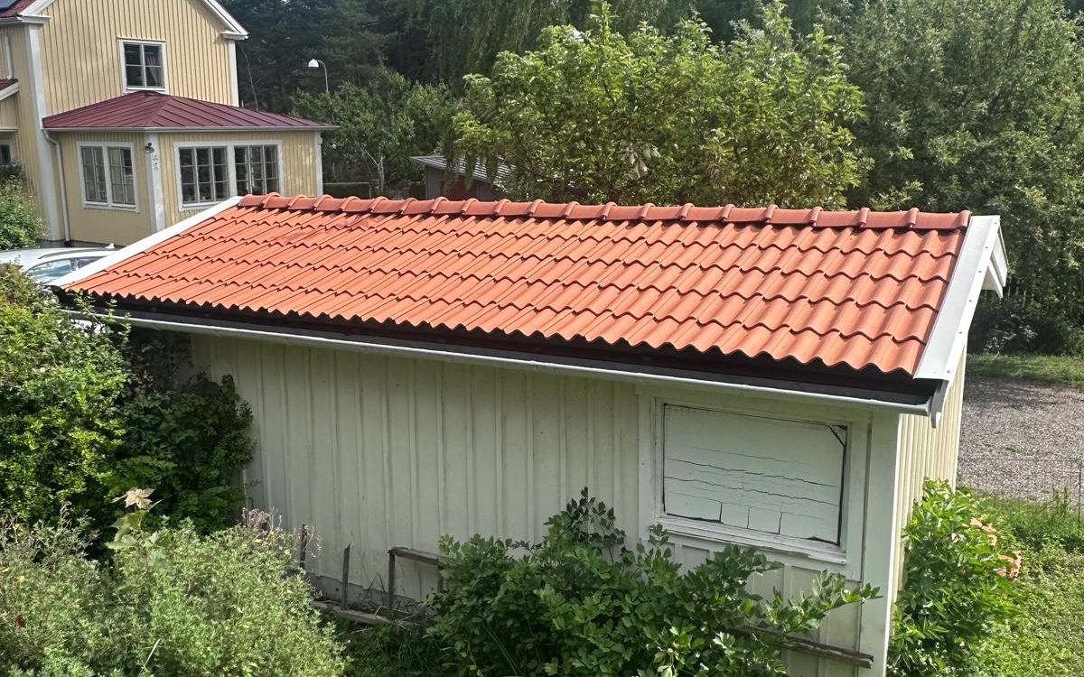 Renoverat garage med nytt tegeltak