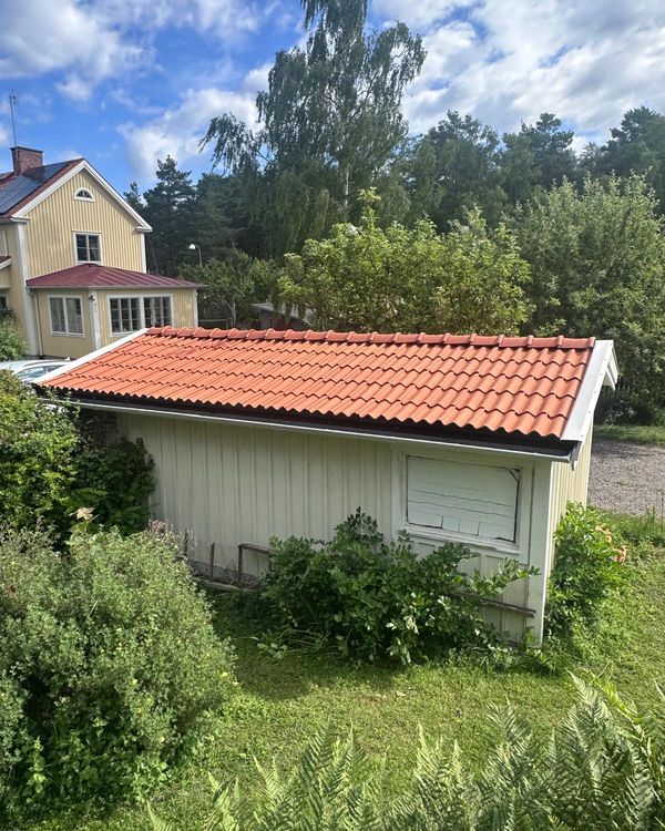 Renoverat garage med nytt tegeltak