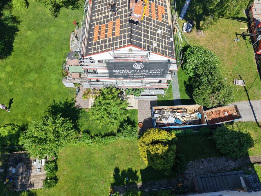 Container för rivningsmaterial vid tomten under takomläggningen