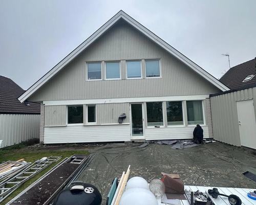 Volmvägen 6 under pågående fasadrenovering, baksidan