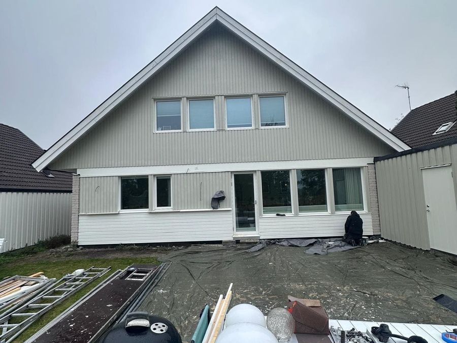 Volmvägen 6 under pågående fasadrenovering, baksidan