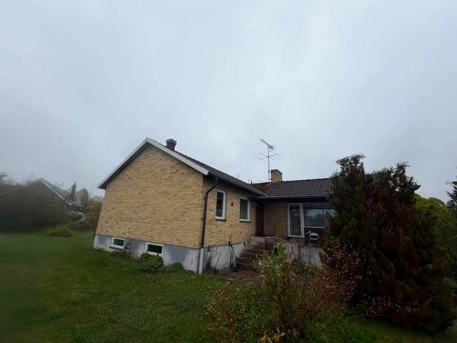 Villan i Norrtälje före takomläggningen, med det gamla slitna taket