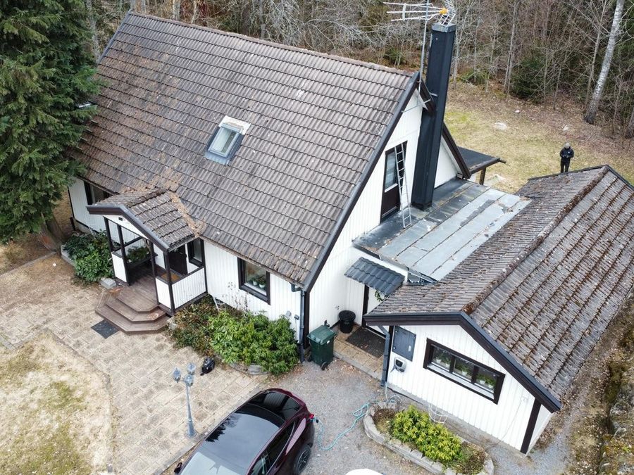 Samma villa i Flen före takomläggningen, med gamla mossbelagda takpannor