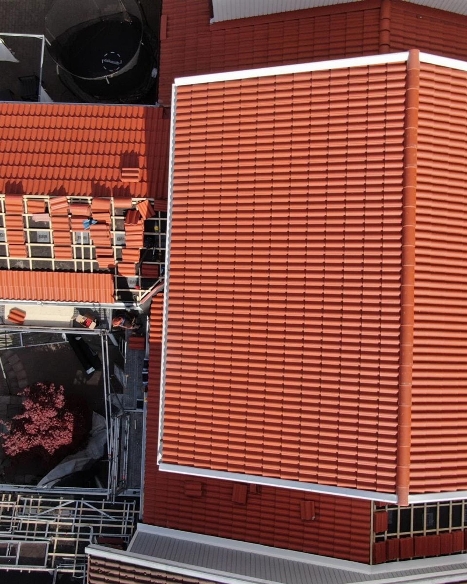 Viksjö, Järfälla, efter takomläggning med röda tegelpannor