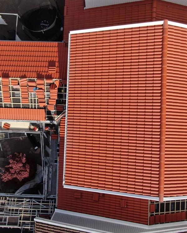 Viksjö, Järfälla, efter takomläggning med röda tegelpannor