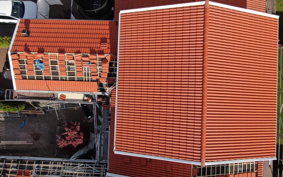 Viksjö, Järfälla, efter takomläggning med röda tegelpannor