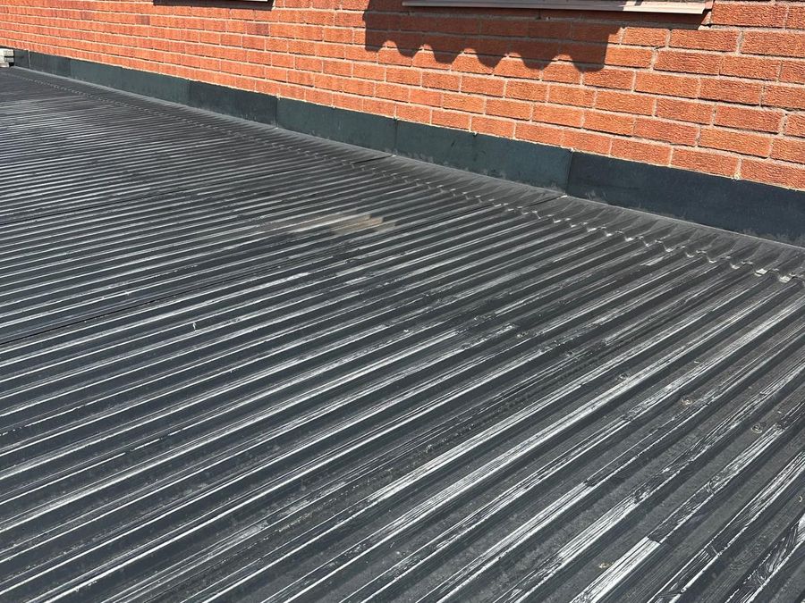 Det gamla korrugerade garagetaket före rivning