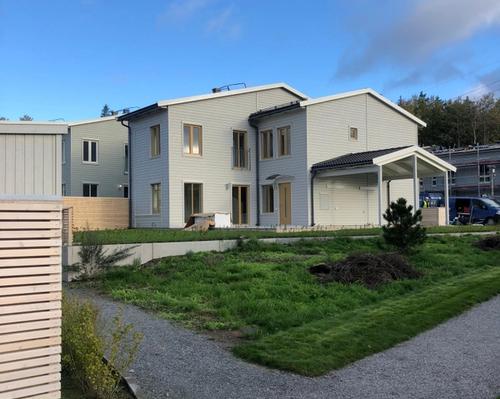 Uteplatsen innan bygget, grus och oplanerad mark mot fasaden