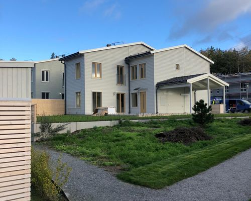 Uteplatsen innan bygget, grus och oplanerad mark mot fasaden