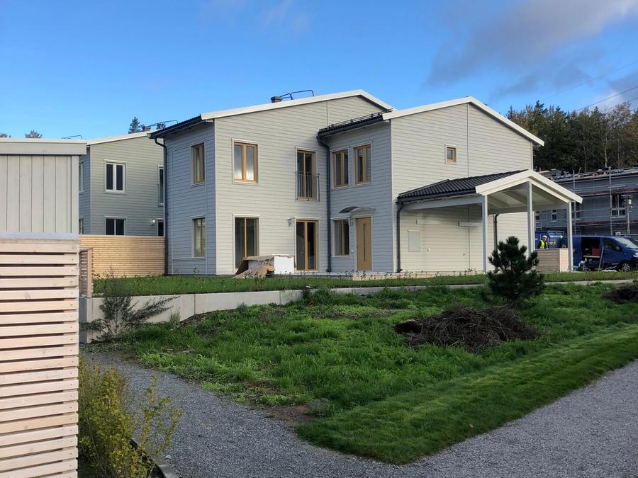 Uteplatsen innan bygget, grus och oplanerad mark mot fasaden