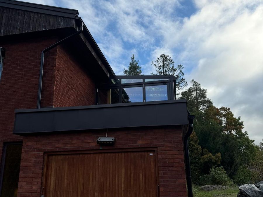 Garagehörnet efter ombyggnaden med nya plåtbeslag och terrassen ovanför