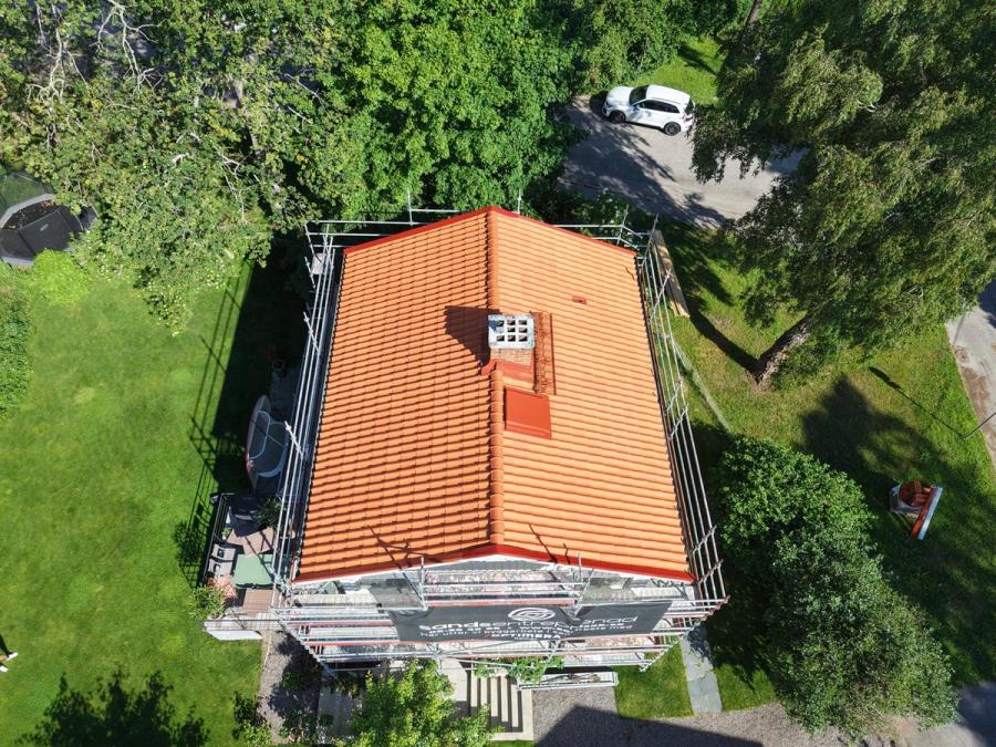 Drönarbild på nytt tegeltak i vinkelform